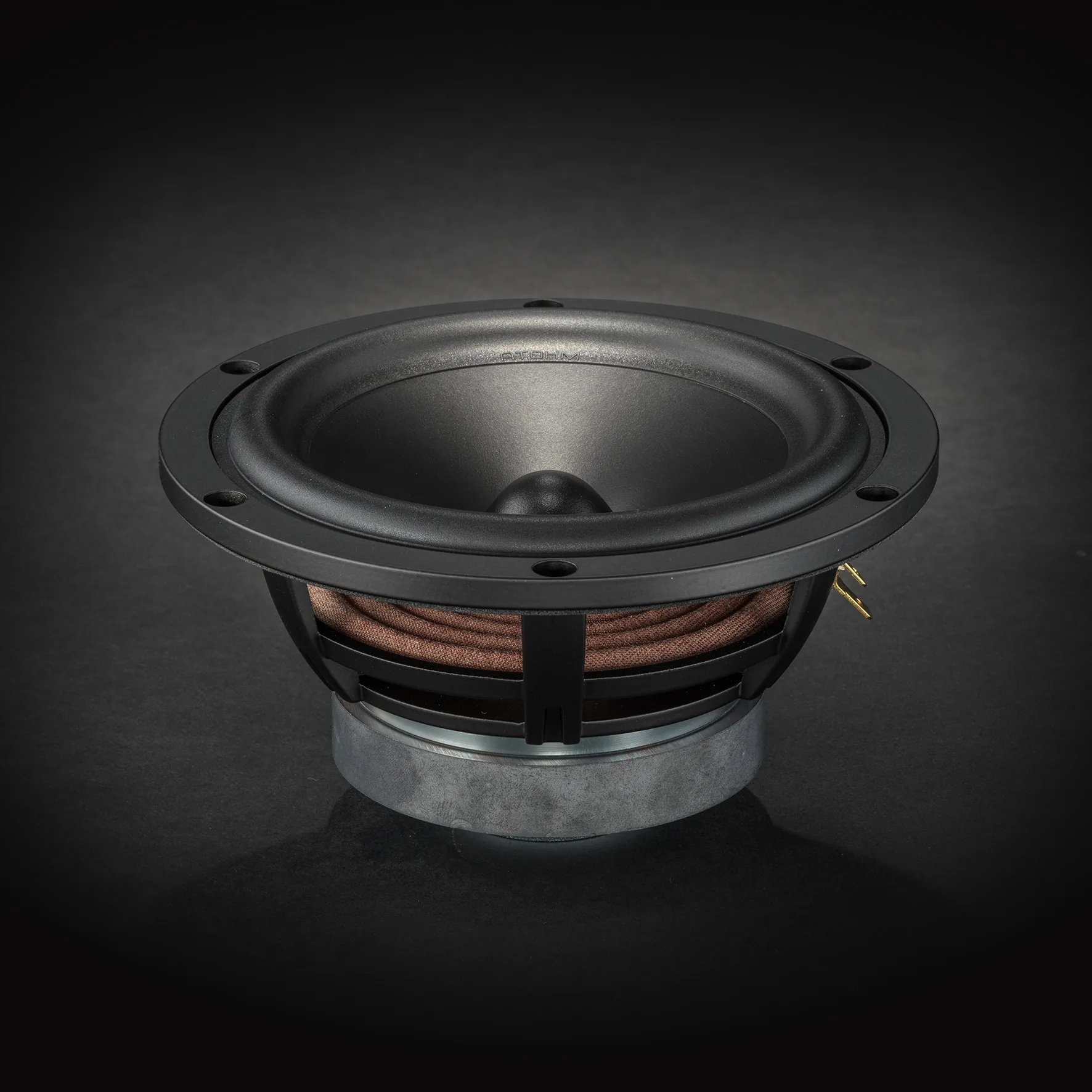 Atohm C150DCR04 — vue de trois-quarts avant, sur fond sombre