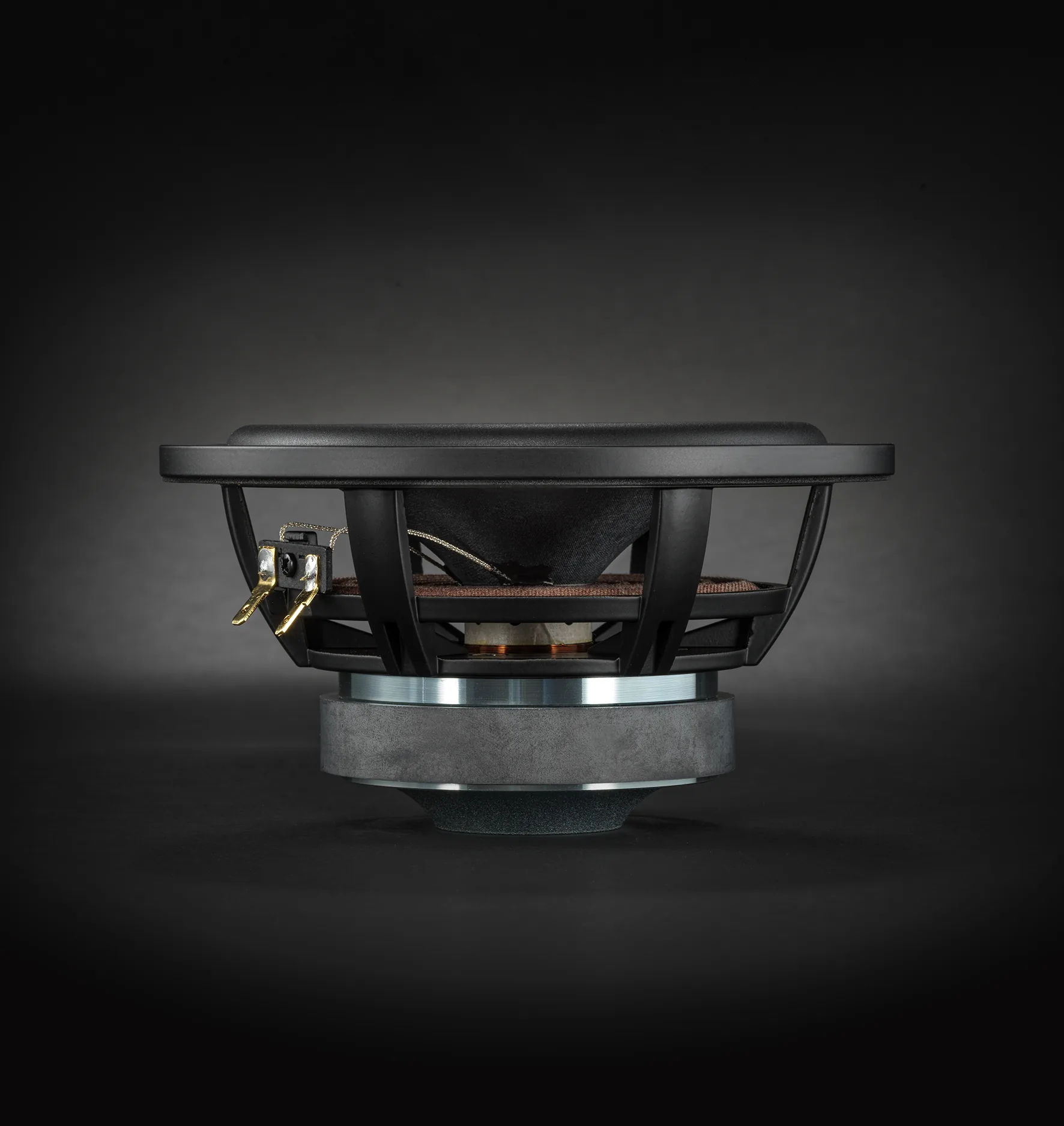 Atohm C150DCR08 — vue de profil, sur fond sombre
