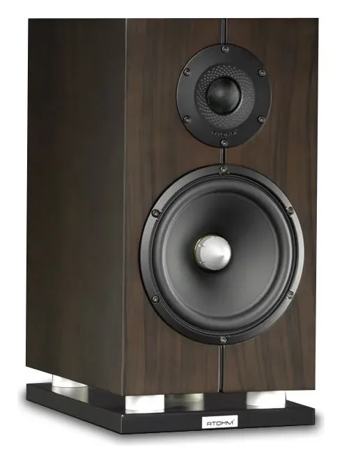 Atohm Kit Eurus 1.0 — enceinte montée dans l’ébénisterie en option (noyer teinté wengé), vue de face sur son socle