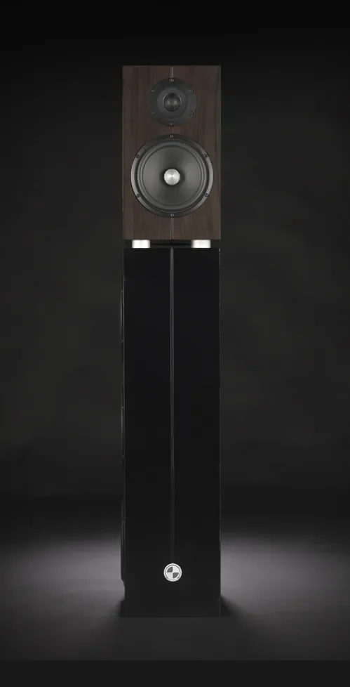 Atohm Kit Eurus SW-25 — enceinte posée sur son caisson de basses colonne, vue de face sur fond sombre