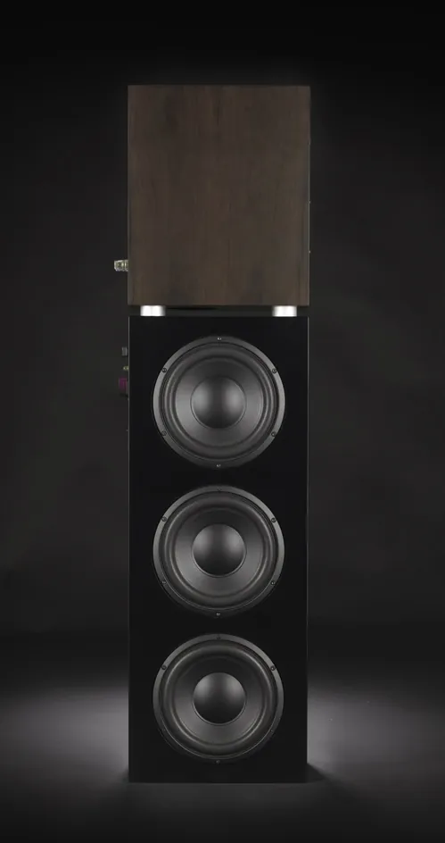 Atohm Kit Eurus SW-25 — enceinte posée sur son caisson de basses colonne, vue de côté : trois haut-parleurs de grave