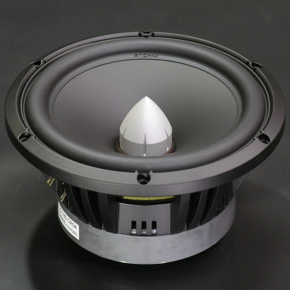 Atohm LD180CR04 — haut-parleur vu de trois-quarts avant, avec son ogive centrale, sur fond sombre