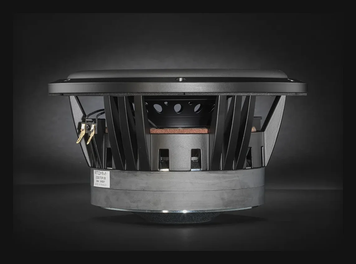 Atohm LD230TDR04 — haut-parleur vu de profil, sur fond sombre