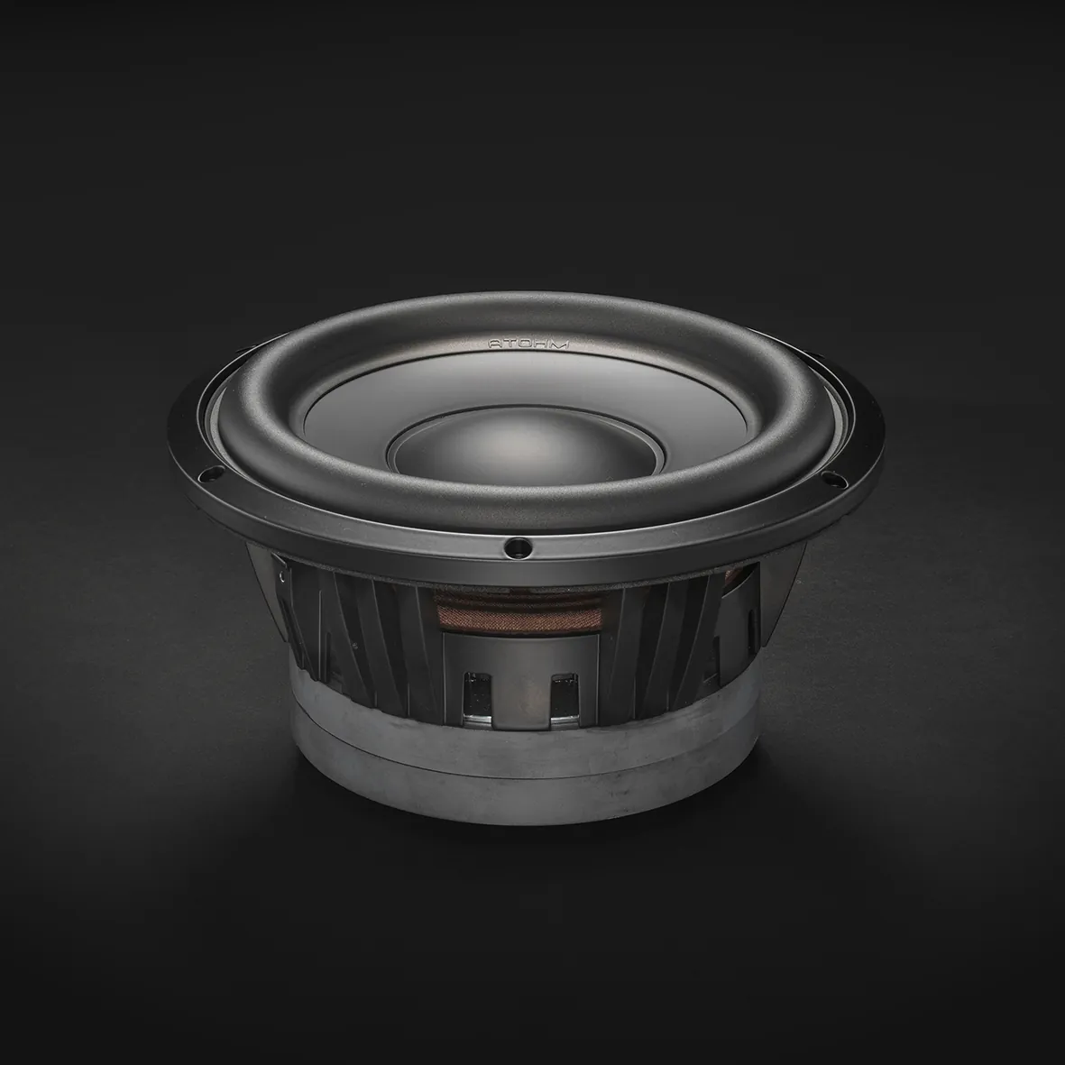 Atohm LD230TDR08M — haut-parleur vu de trois-quarts avant, sur fond sombre