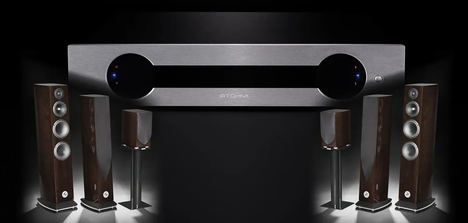 Atohm RS 700 GT Edition — amplificateur entouré de deux enceintes colonnes et deux enceintes sur pied