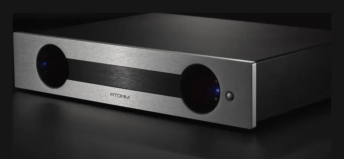 Atohm RS 700 GT Edition — amplificateur en façade aluminium brossé vu de trois-quarts, sur fond sombre