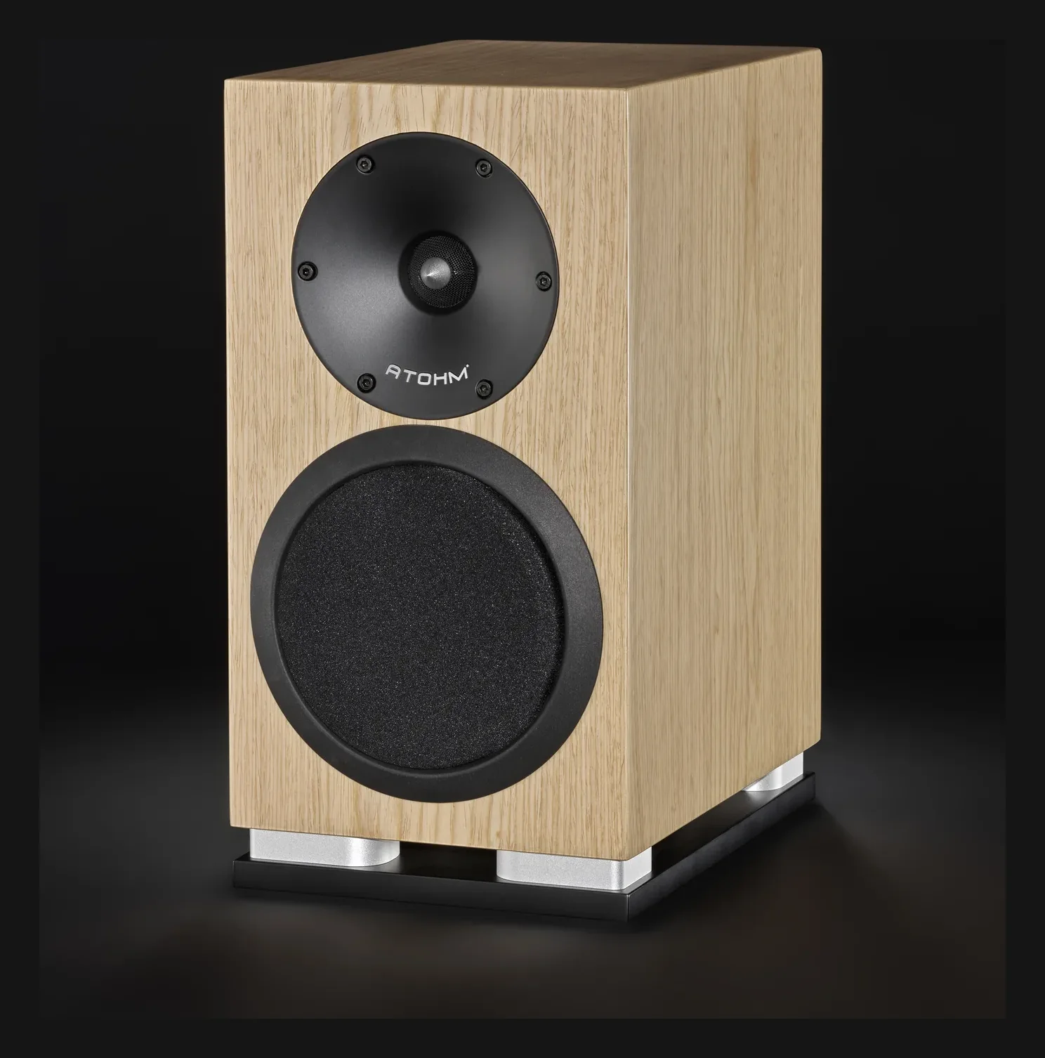 Atohm Sirocco 1.24 — finition chêne clair, vue de trois-quarts sur fond sombre