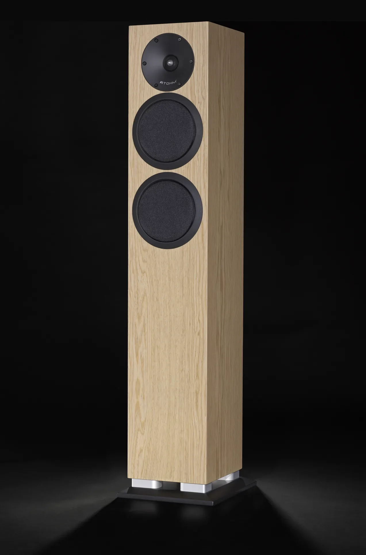 Atohm Sirocco 2.24 — finition chêne clair, vue de trois-quarts sur fond sombre