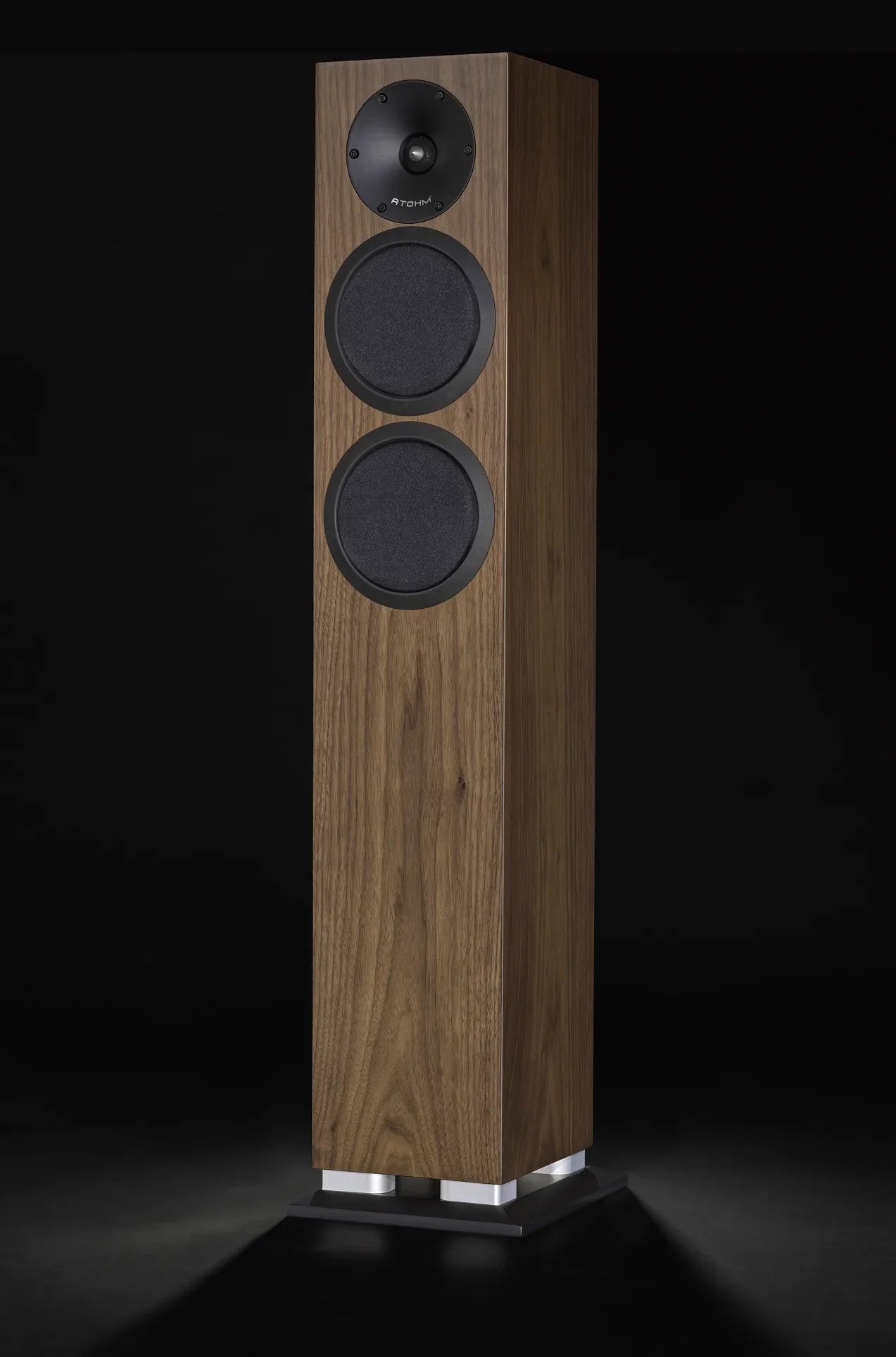 Atohm Sirocco 2.24 — finition noyer, vue de trois-quarts