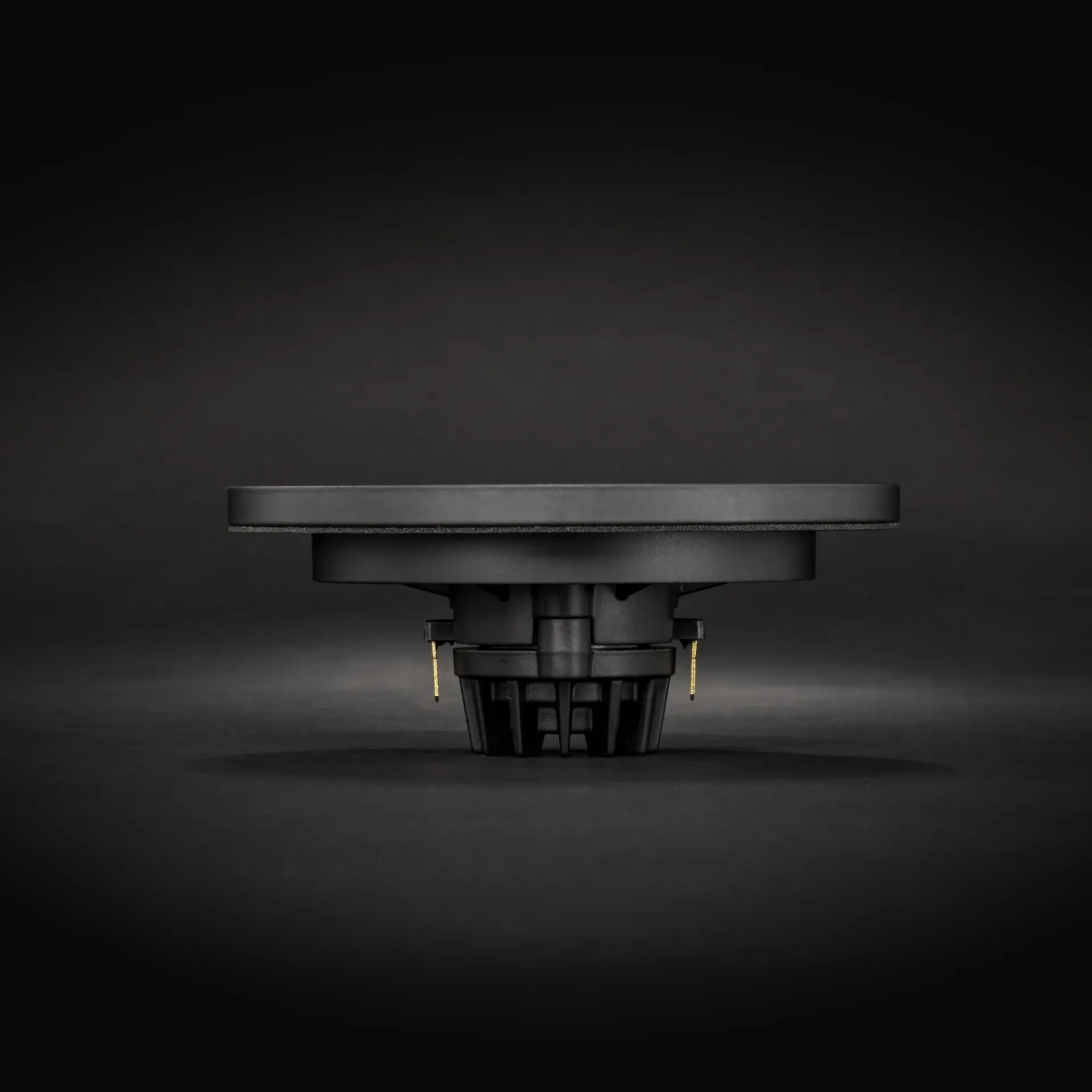 Atohm WSD20DND04F — tweeter vu de profil, sur fond sombre