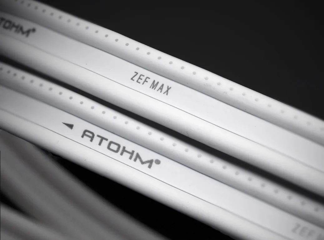 Atohm ZEF Max — gros plan du câble blanc marqué ZEF Max et Atohm