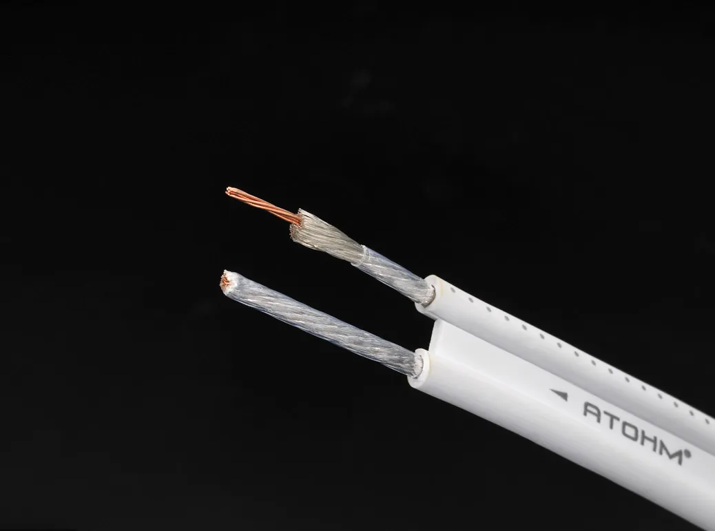 Atohm ZEF Max — extrémité du câble dénudée : deux conducteurs, brins argentés et cuivre